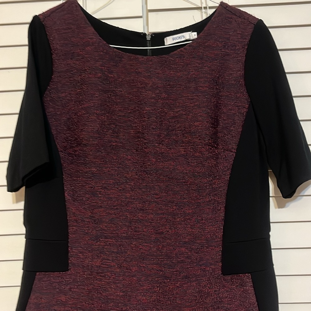 Colour block fitted dress.